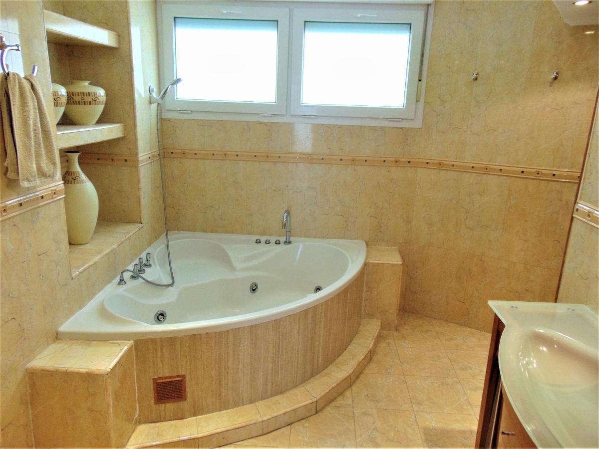 Beachfront, Two Bed- & Bathrooms, Private Parking Fuengirola Exterior foto